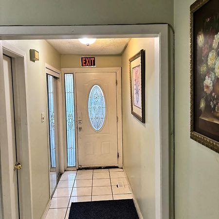 Queen Bedroom Near Sheridan College Brampton Kültér fotó