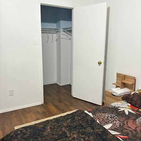 Queen Bedroom Near Sheridan College Brampton Kültér fotó