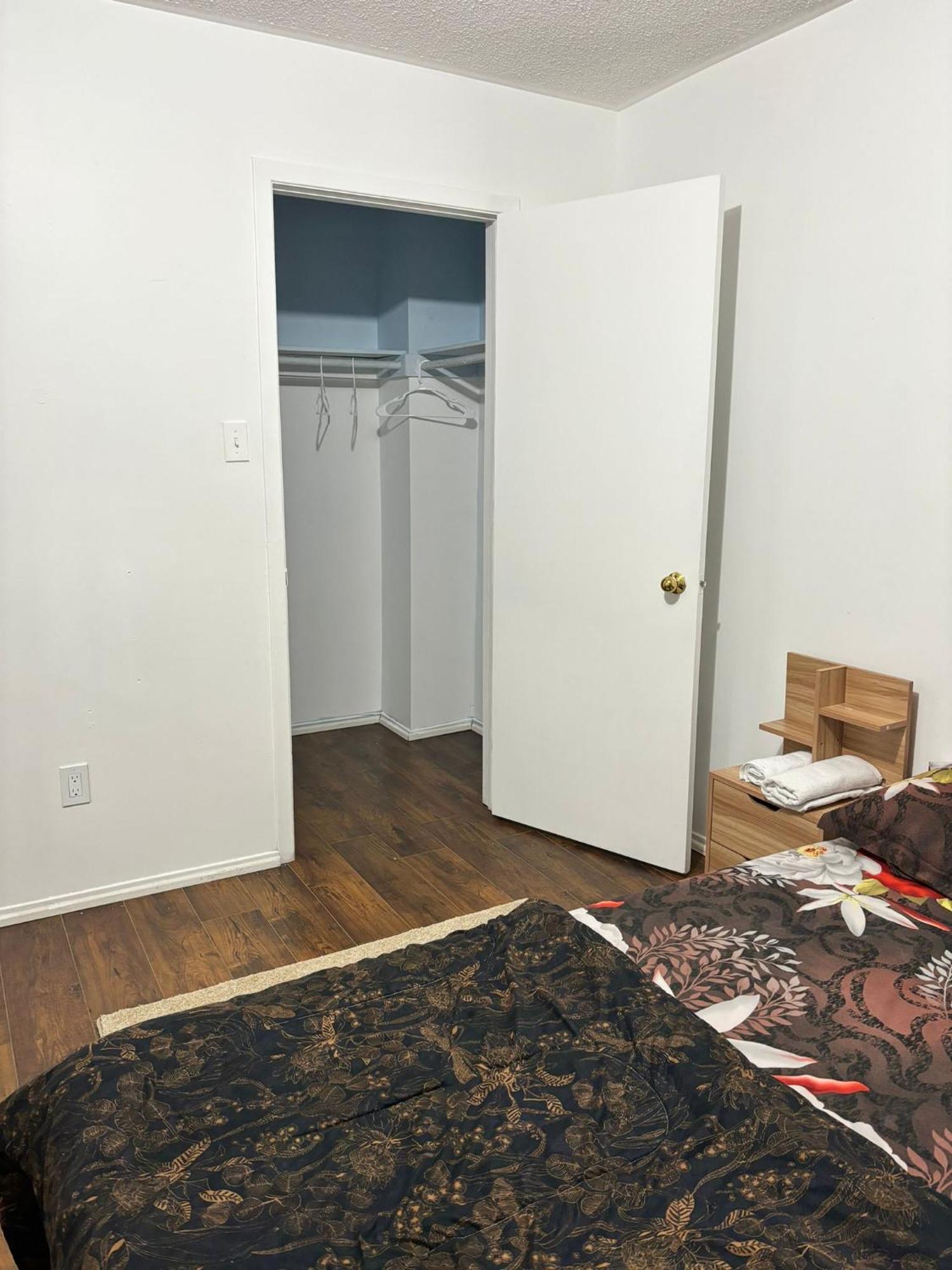 Queen Bedroom Near Sheridan College Brampton Kültér fotó