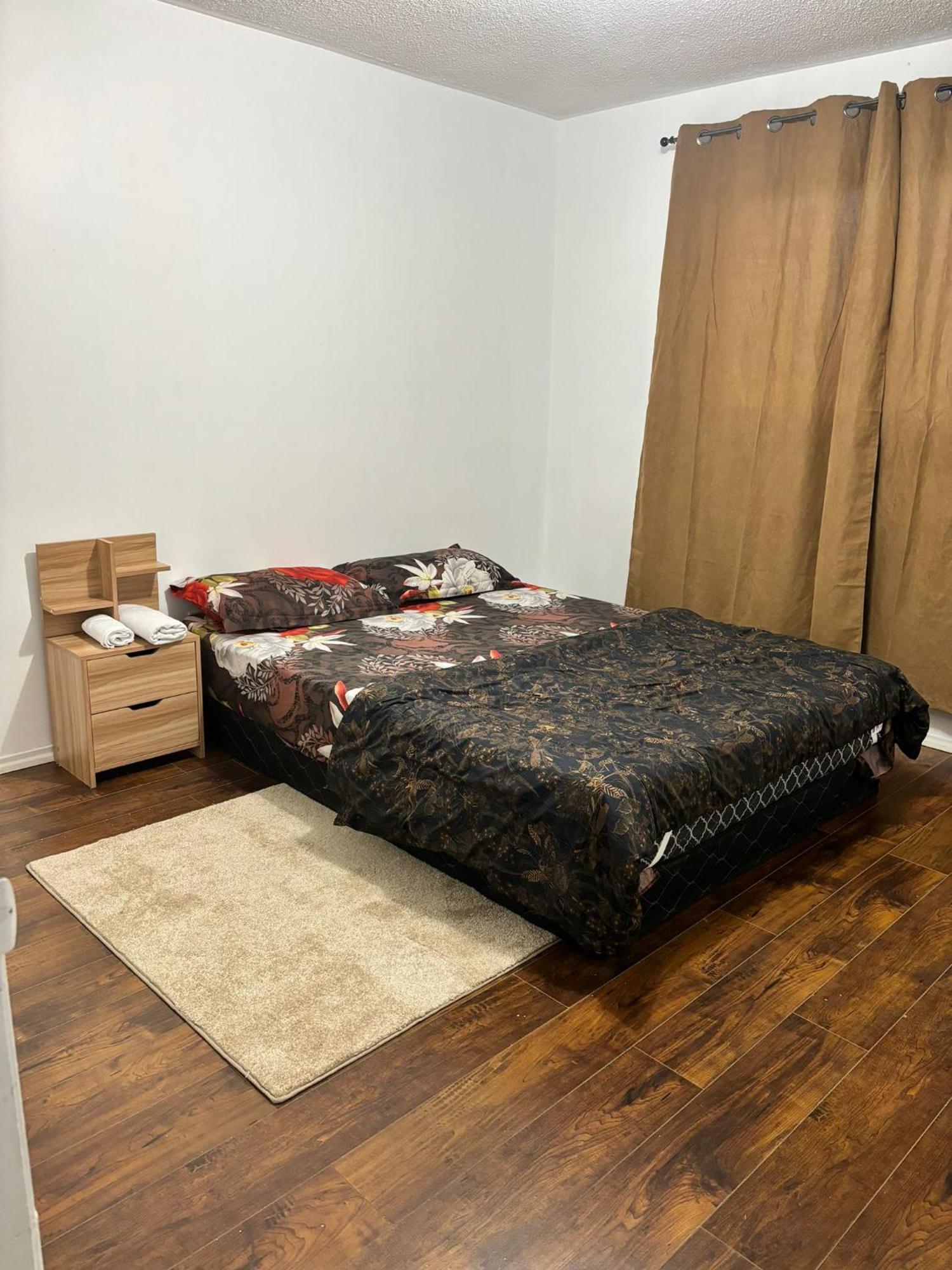 Queen Bedroom Near Sheridan College Brampton Kültér fotó